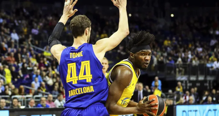 epa08270535 Barcelona's Ante Tomic (L) in action against Berlin's Landry Nnoko (R) during the Euroleague basketball match between Alba Berlin and FC Barcelona in Berlin, Germany, 04 March 2020. EPA/OMER MESSINGER/Foto: Omer Messinger