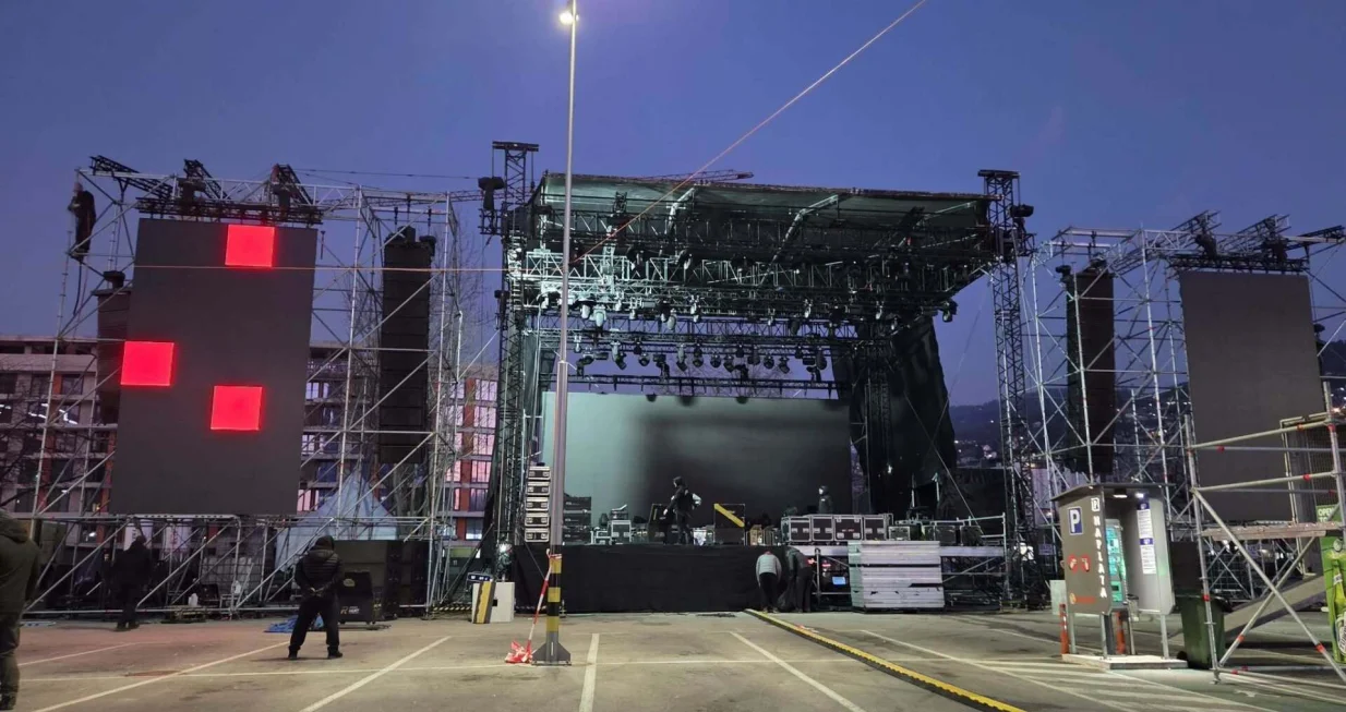 Na parking prostoru iza Sarajevo City Centra u toku su intenzivne pripreme za javni doček Nove godine u Sarajevu. Radnici ovih dana postavljaju binu na kojoj će u novogodi&scaron;njoj noći nastupiti Divanhana, Dženan Lončarević i Jelena Rozga./Lejla Sofradžija