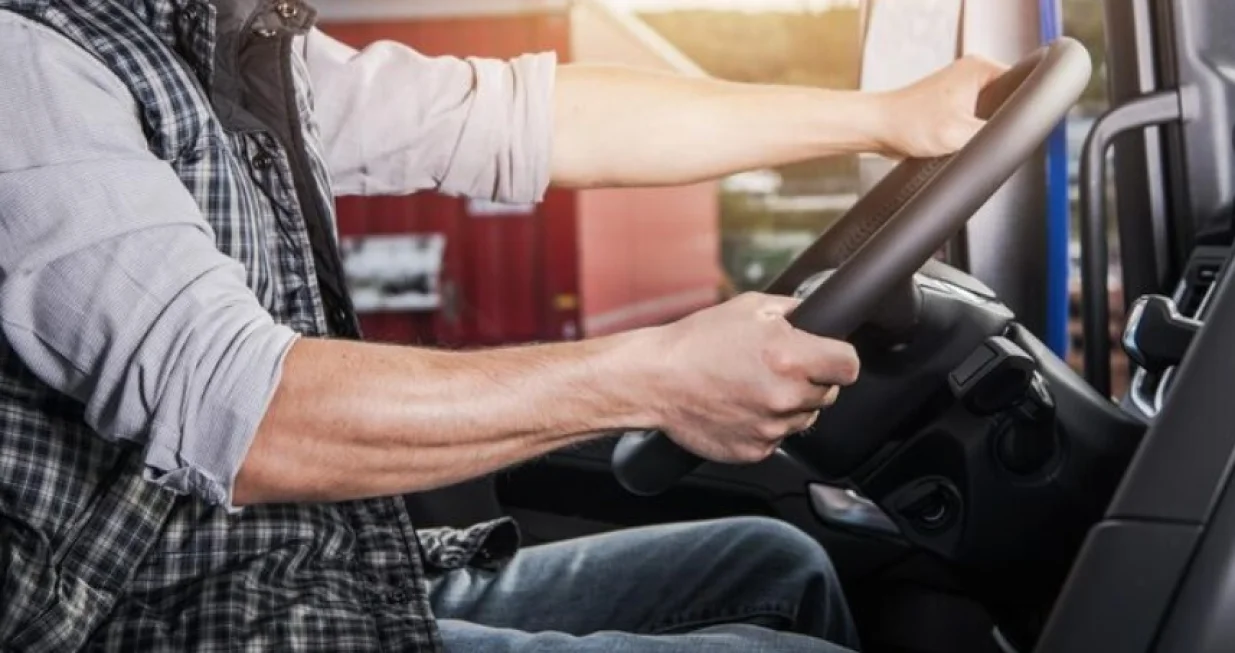 vozač kamiona, kamion, vozači/Freepik