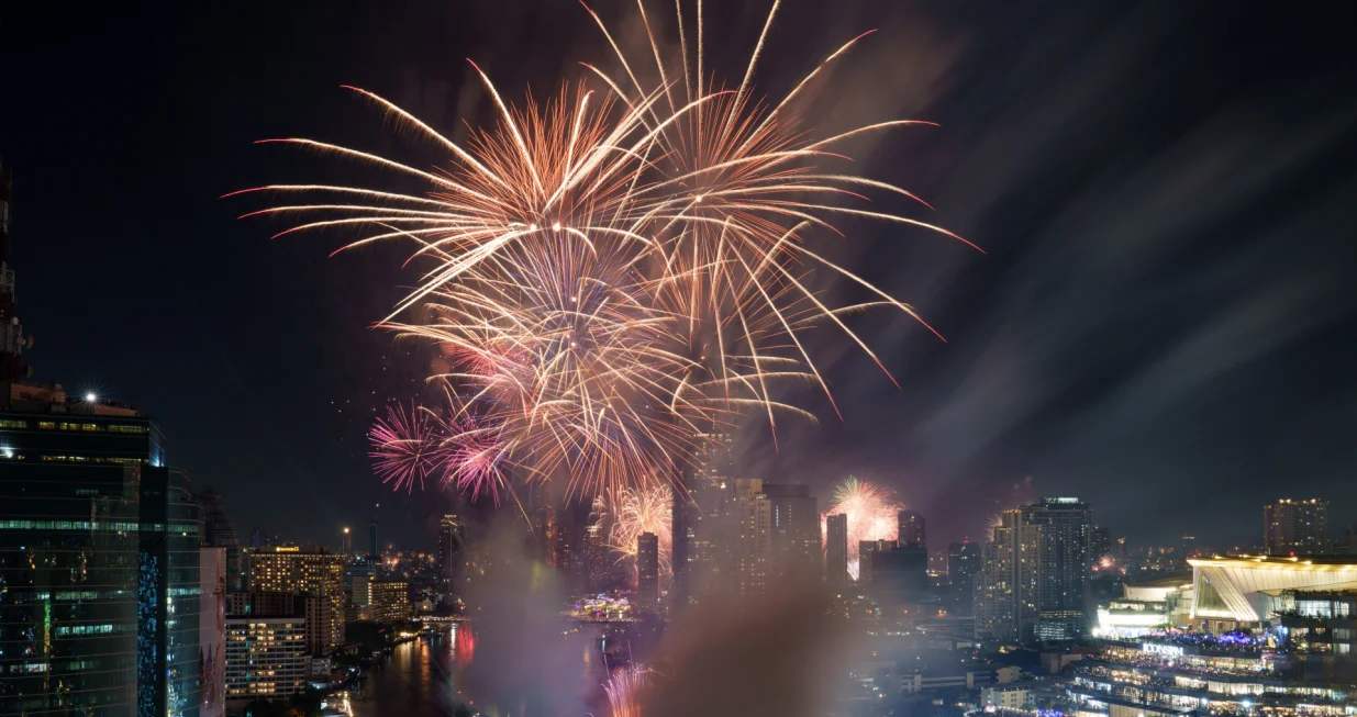 BANGKOK, TAJLAND - 1. JANUAR: Vatromet obasjava noćno nebo duž rijeke Chao Phraya u Bangkoku, Tajland, 1. januara 2026. godine. Budući da je zemlja jo&scaron; uvijek u žalosti, predstava se održava pod temom "U vječnom po&scaron;tovanju", u čast pokojne Njenog Veličanstva Kraljice Sirikit, Kraljice Majke, koja je preminula nekoliko mjeseci ranije. (Matt Hunt - Anadolu Agency)/