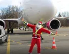 Parker aviona na Međunarodnom aerodromu u Tuzli se obukao kao Djed Mraz i dijelio slatki&scaron;e djeci//