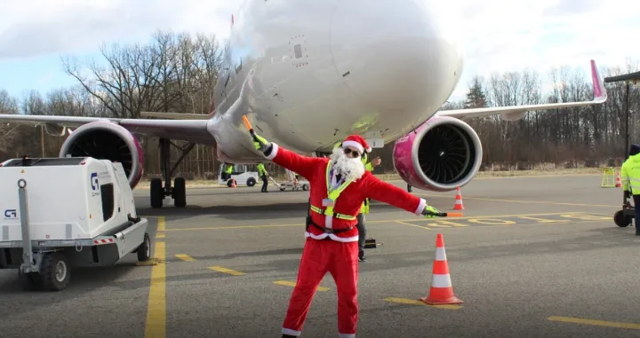 Parker aviona na Međunarodnom aerodromu u Tuzli se obukao kao Djed Mraz i dijelio slatki&scaron;e djeci//