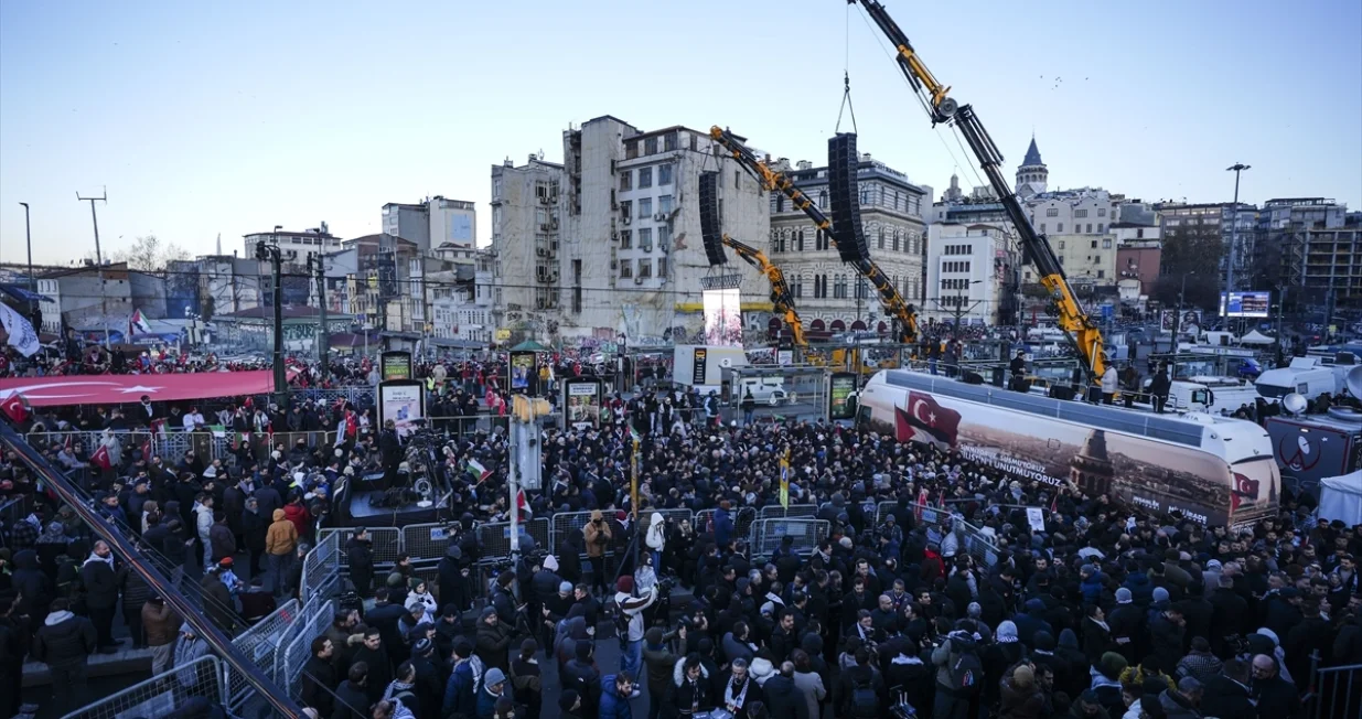 Pola miliona ljudi na ulicama/Anadolija/