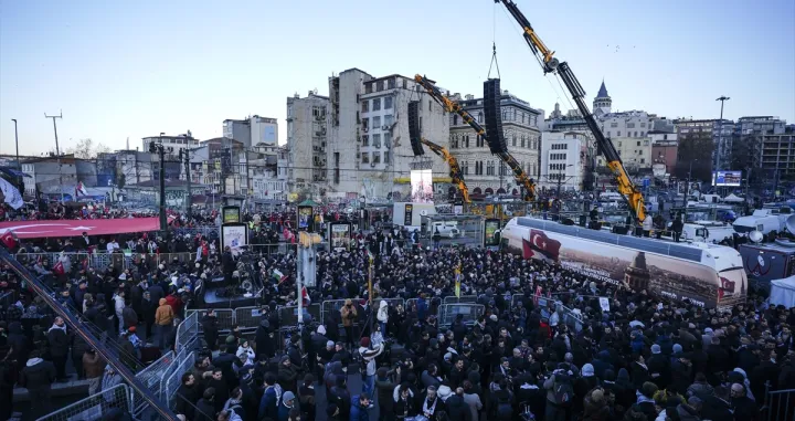 Pola miliona ljudi na ulicama/Anadolija/