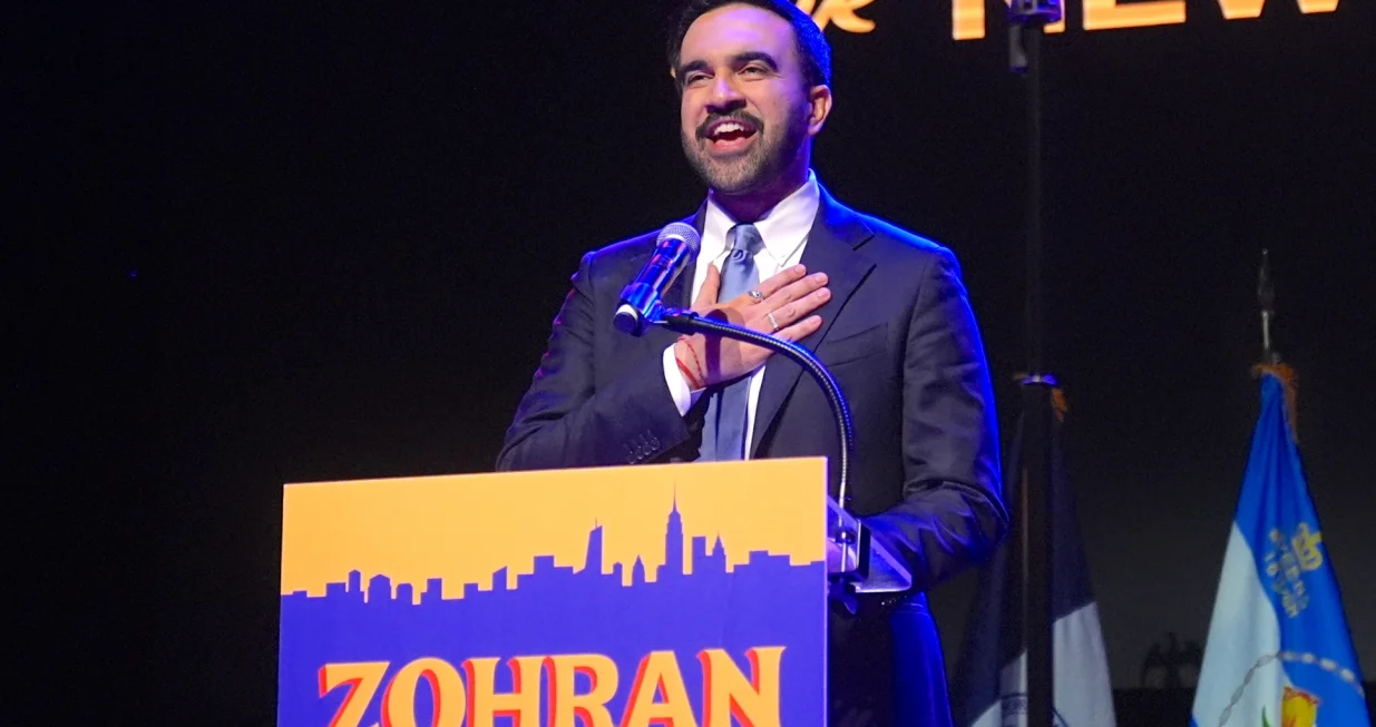 NEW YORK, SAD - 4. NOVEMBAR 2025.Novoizabrani gradonačelnik New Yorka Zohran Mamdani obećao je rano u srijedu ujutro da će ispuniti svoje glavno predizborno obećanje da će najveći američki grad učiniti pristupačnim za svoje stanovnike i time poslužiti kao nacionalni model za kolege demokrate u pobjedi nad predsjednikom Donaldom Trumpom na izborima.Mamdani je poželio svom glavnom rivalu, biv&scaron;em guverneru države New York Andrewu Cuomu da se vrati privatnom životu."Neka večeras bude posljednji put da izgovorim njegovo ime dok okrećemo stranicu politike koja napu&scaron;ta mnoge i odgovara samo nekolicini", rekao je nakon &scaron;to je proglasio pobjedu na izborima za gradonačelnika u New Yorku. (Sel&ccedil;uk Acar - Anadolu Agency)/