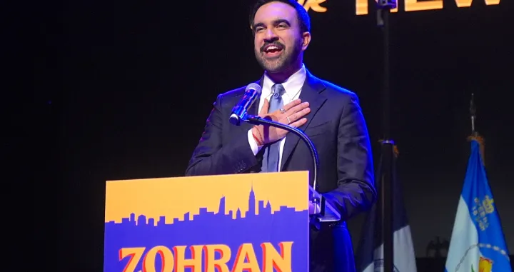 NEW YORK, SAD - 4. NOVEMBAR 2025.Novoizabrani gradonačelnik New Yorka Zohran Mamdani obećao je rano u srijedu ujutro da će ispuniti svoje glavno predizborno obećanje da će najveći američki grad učiniti pristupačnim za svoje stanovnike i time poslužiti kao nacionalni model za kolege demokrate u pobjedi nad predsjednikom Donaldom Trumpom na izborima.Mamdani je poželio svom glavnom rivalu, biv&scaron;em guverneru države New York Andrewu Cuomu da se vrati privatnom životu."Neka večeras bude posljednji put da izgovorim njegovo ime dok okrećemo stranicu politike koja napu&scaron;ta mnoge i odgovara samo nekolicini", rekao je nakon &scaron;to je proglasio pobjedu na izborima za gradonačelnika u New Yorku. (Sel&ccedil;uk Acar - Anadolu Agency)/