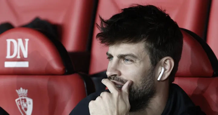 epa10294588 FC Barcelona's defender Gerard Pique reacts on the bench ahead of the Spanish LaLiga soccer match between CA Osasuna and FC Barcelona, in Pamplona, northern Spain, 08 November 2022. EPA/Jesus Diges/Foto: Jesus Diges