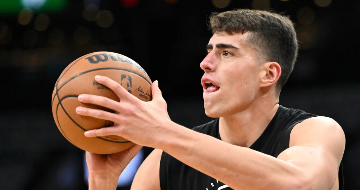 Dec 2, 2025; Boston, Massachusetts, USA; Boston Celtics center Luka Garza (52) takes a shot during warmups before a game against the New York Knicks at the TD Garden. Mandatory Credit: Brian Fluharty-Imagn Images/Foto: Brian Fluharty