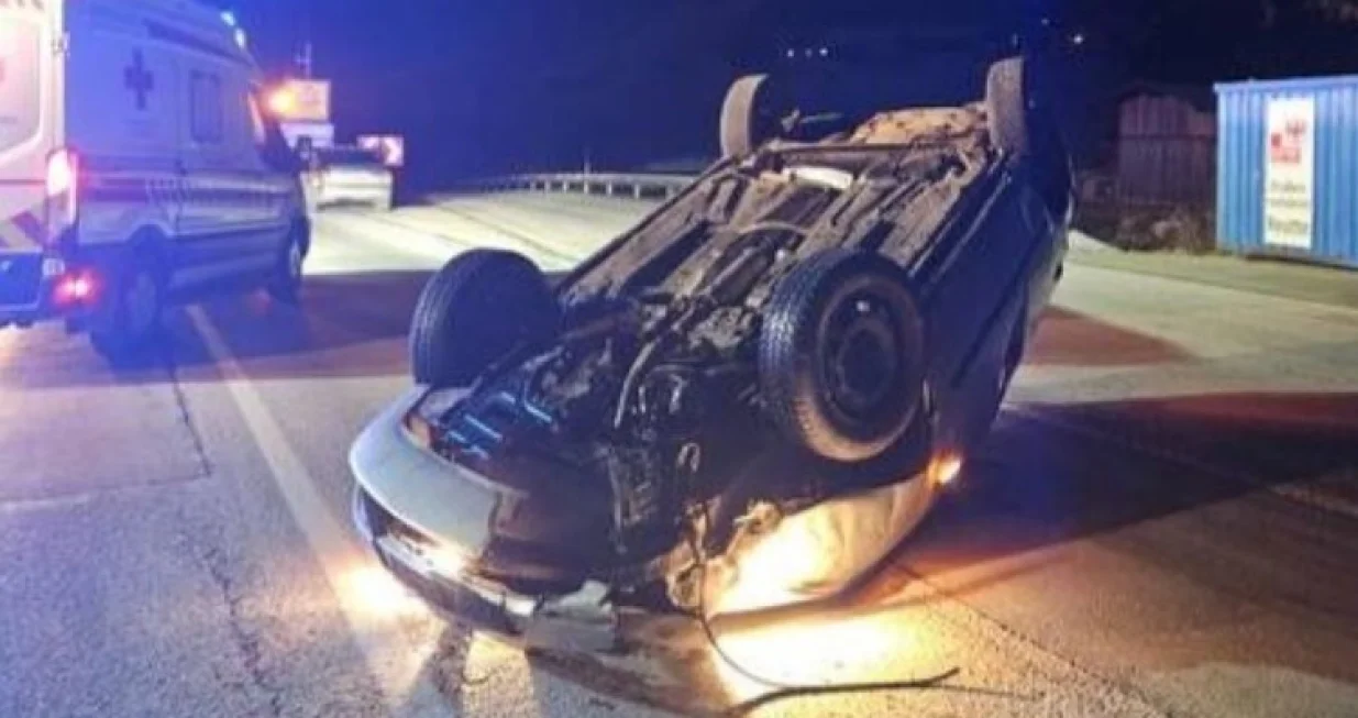 Vozilo zavr&scaron;ilo na krovu/feuerwehr-lermoos.at//