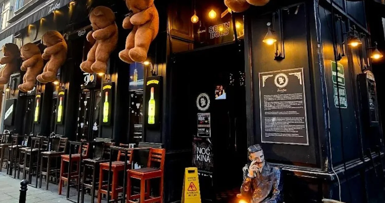 Na kafiću Tesla postavljeno je nekoliko pli&scaron;anih medvjeda/Facebook/