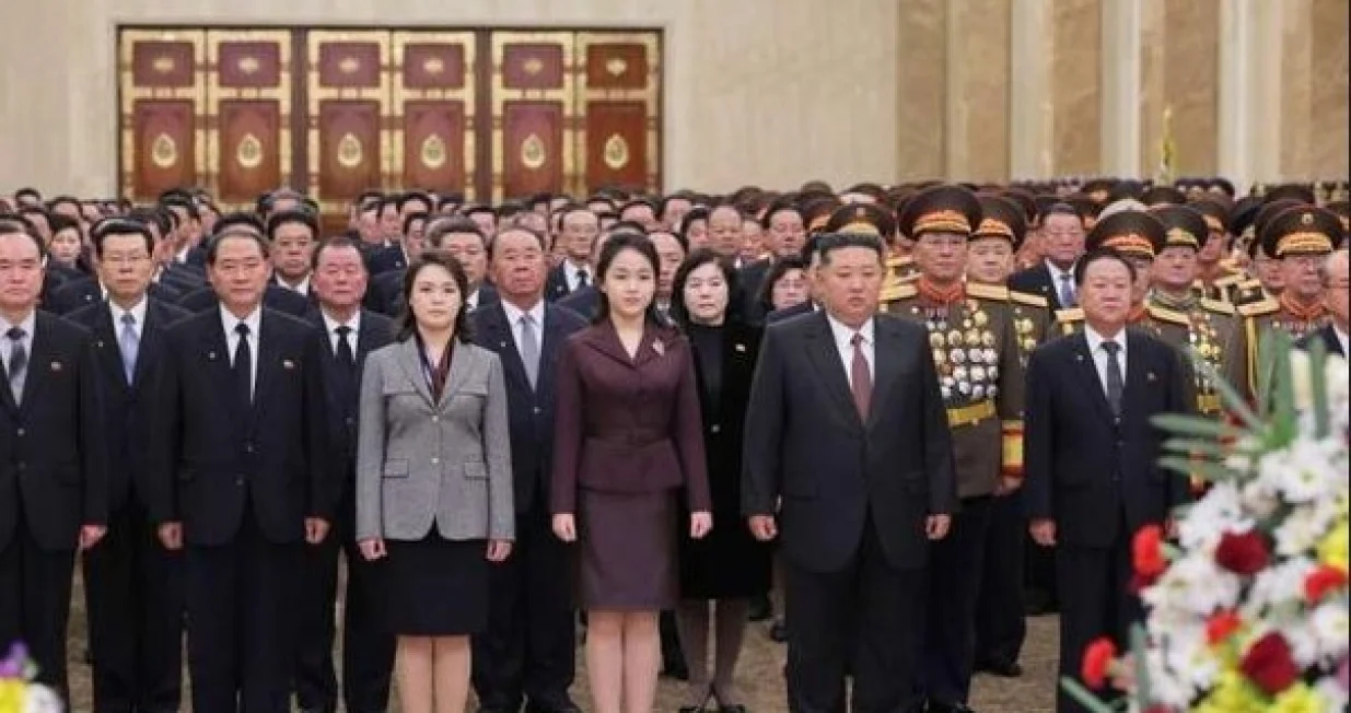 Ju Ae između oca i majke u posjeti muzeju/Agencije/