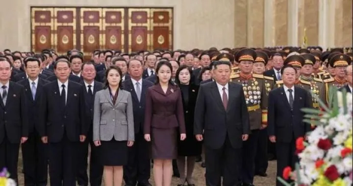 Ju Ae između oca i majke u posjeti muzeju/Agencije/