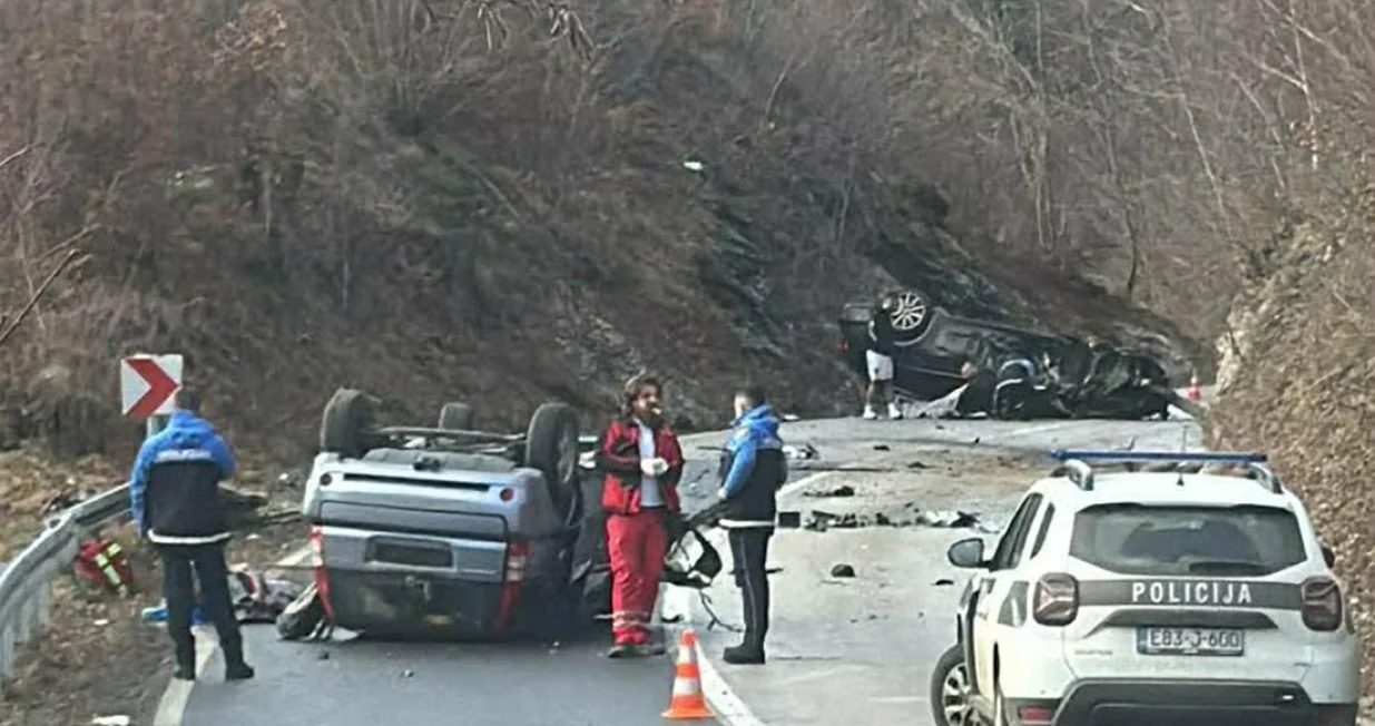 nesreća na komaru, dva vozila zavr&scaron;ila na krovu, obustavljen saobraćaj/Viber