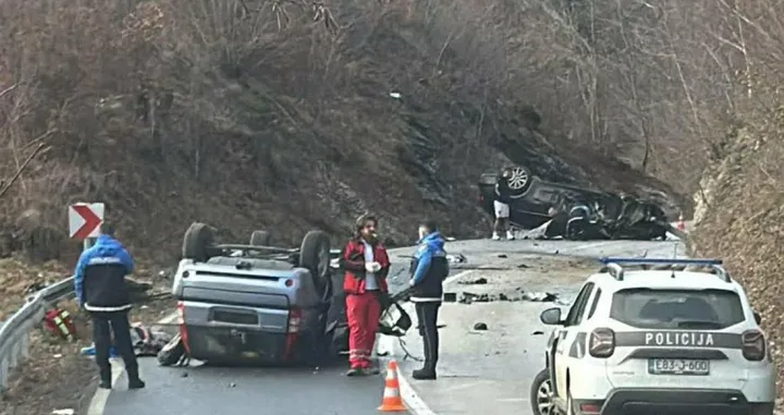 nesreća na komaru, dva vozila zavr&scaron;ila na krovu, obustavljen saobraćaj/Viber