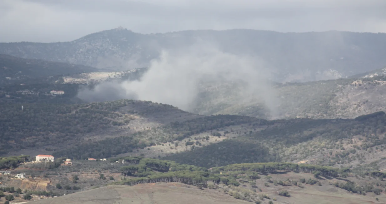 AR-RIHAN, LIBAN - 2. JANUAR: Dim se diЕѕe nakon ЕЎto su izraelski avioni gaД'ali podruДЌje izmeД'u gradova Ansar i Zrariye u libanskoj regiji Ar-Rihan. (Ramiz Dallah - Anadolu Agency)/