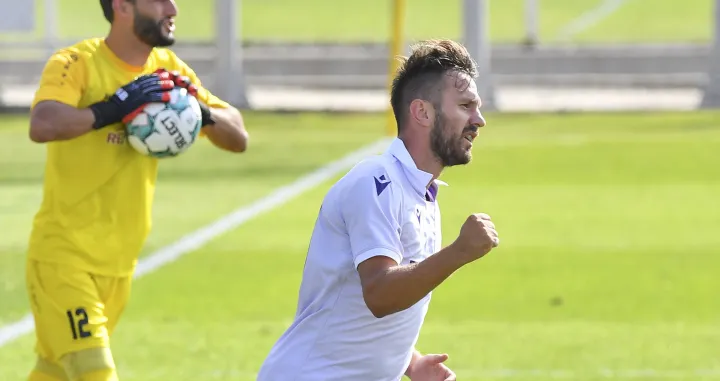 epa08676218 Mijo Caktas (R) of Hajduk Split celebrates after scoring the opening goal against Renova's goalkeeper Hadis Velii (L) during the UEFA Europa League soccer match,second qualifying round between Renova and Hajduk Split in Skopje, Republic of North Macedonia on 17 September 2020. EPA/GEORGI LICOVSKI/Foto: Georgi Licovski