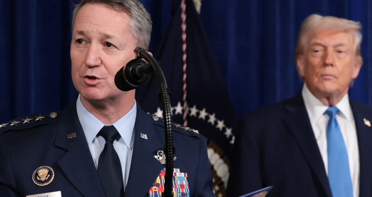 General Dan Caine, Chairman of the Joint Chiefs of Staff, speaks as U.S. President Donald Trump looks at him during a press conference following a U.S. strike on Venezuela where President Nicolas Maduro and his wife, Cilia Flores, were captured, from Trump's Mar-a-Lago club in Palm Beach, Florida, U.S., January 3, 2026. REUTERS/Jonathan Ernst  TPX IMAGES OF THE DAY/Jonathan Ernst