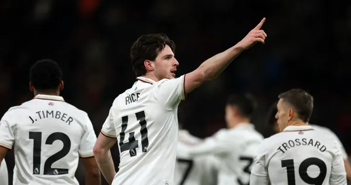 Soccer Football - Premier League - AFC Bournemouth v Arsenal - Vitality Stadium, Bournemouth, Britain - January 3, 2026 Arsenal's Declan Rice celebrates scoring their third goal REUTERS/Toby Melville EDITORIAL USE ONLY. NO USE WITH UNAUTHORIZED AUDIO, VIDEO, DATA, FIXTURE LISTS, CLUB/LEAGUE LOGOS OR 'LIVE' SERVICES. ONLINE IN-MATCH USE LIMITED TO 120 IMAGES, NO VIDEO EMULATION. NO USE IN BETTING, GAMES OR SINGLE CLUB/LEAGUE/PLAYER PUBLICATIONS. PLEASE CONTACT YOUR ACCOUNT REPRESENTATIVE FOR FURTHER DETAILS../Foto: Toby Melville