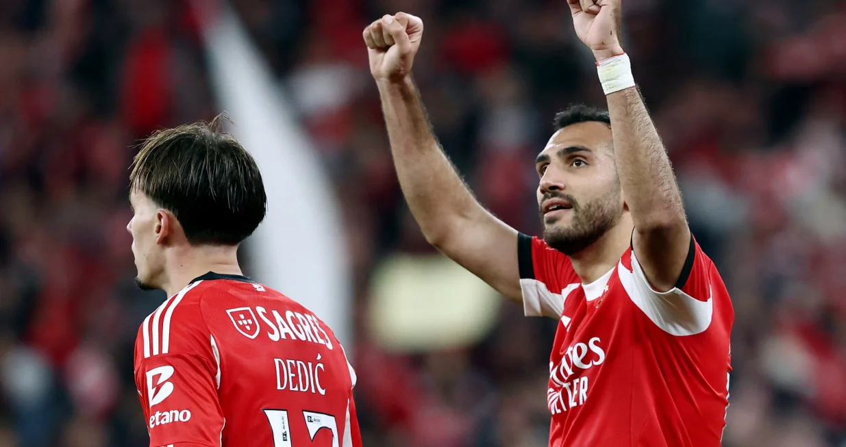 Soccer Football - Primeira Liga - Benfica v Estoril - Estadio da Luz, Lisbon, Portugal - January 3, 2026 Benfica's Vangelis Pavlidis celebrates scoring their third goal to complete a hat-trick REUTERS/Rodrigo Antunes/Foto: Rodrigo Antunes