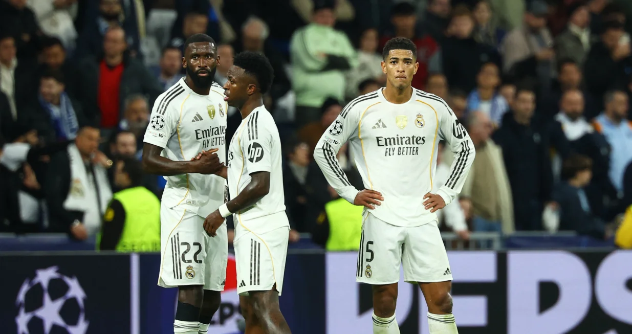 Soccer Football - UEFA Champions League - Real Madrid v Manchester City - Santiago Bernabeu, Madrid, Spain - December 10, 2025 Real Madrid's Antonio Rudiger, Vinicius Junior and Jude Bellingham react after the match REUTERS/Susana Vera/Foto: Susana Vera