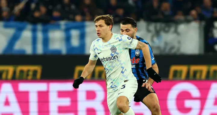 Soccer Football - Serie A - Atalanta v Inter Milan - Gewiss Stadium, Bergamo, Italy - December 28, 2025 Inter Milan's Nicolo Barella in action with Atalanta's Sead Kolasinac REUTERS/Ciro De Luca/Foto: Ciro De Luca