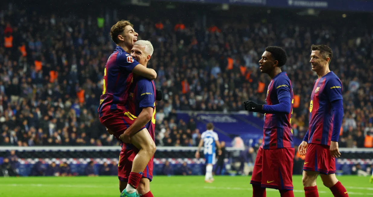 Soccer Football - LaLiga - Espanyol v FC Barcelona - RCDE Stadium, Cornella de Llobregat, Spain - January 3, 2026 FC Barcelona's Dani Olmo celebrates scoring their second goal with teammates REUTERS/Albert Gea/Foto: Albert Gea