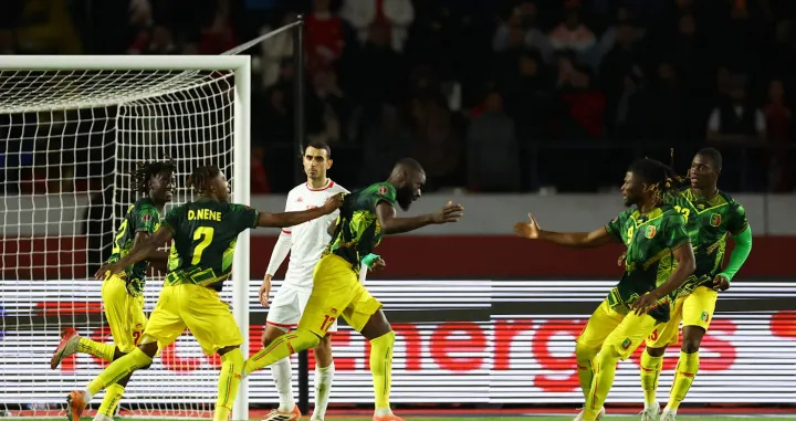 Soccer Football - CAF Africa Cup of Nations - Morocco 2025 - Round of 16 - Mali v Tunisia - Mohammed V Stadium, Casablanca, Morocco - January 3, 2026 Mali's Lassine Sinayoko celebrates scoring their first goal with teammates REUTERS/Siphiwe Sibeko/Foto: Siphiwe Sibeko