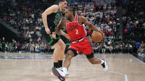 Jan 3, 2026; Inglewood, California, USA; LA Clippers forward Kawhi Leonard (2) dribbles the ball against Boston Celtics center Luka Garza (52) in the first half at Intuit Dome. Mandatory Credit: Kirby Lee-Imagn Images/Foto: Kirby Lee