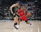 Jan 3, 2026; Inglewood, California, USA; LA Clippers forward Kawhi Leonard (2) dribbles the ball against Boston Celtics center Luka Garza (52) in the first half at Intuit Dome. Mandatory Credit: Kirby Lee-Imagn Images/Foto: Kirby Lee