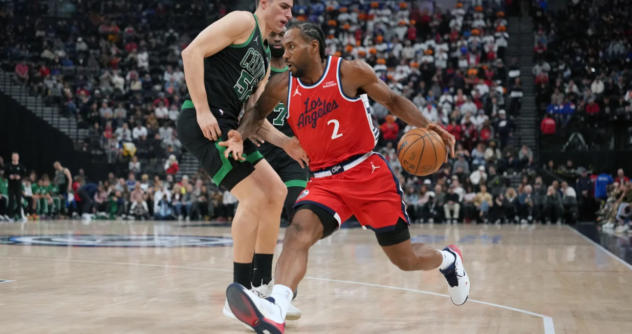 Jan 3, 2026; Inglewood, California, USA; LA Clippers forward Kawhi Leonard (2) dribbles the ball against Boston Celtics center Luka Garza (52) in the first half at Intuit Dome. Mandatory Credit: Kirby Lee-Imagn Images/Foto: Kirby Lee