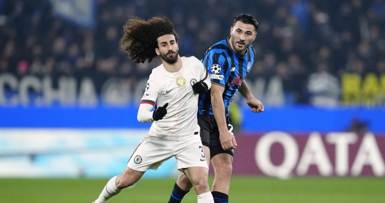 Soccer Football - UEFA Champions League - Atalanta v Chelsea - Gewiss Stadium, Bergamo, Italy - December 9, 2025 Chelsea's Marc Cucurella in action with Atalanta's Sead Kolasinac REUTERS/Matteo Ciambelli/Foto: Matteo Ciambelli