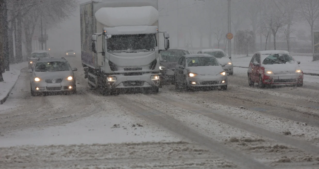 Snjeg &scaron;etnja saobračaj ilustracije zima/Senad Gubelić