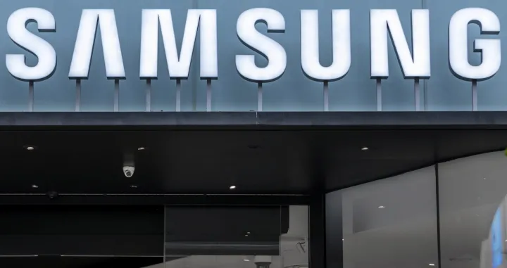 epa08544846 Apple logo is seen reflected on a Samsung store window in Shanghai, China, 14 July 2020. The World Health Organization (WHO) has confirmed the deployment of an epidemiologist and an animal diseases specialist in an effort to trace the origin of the virus. EPA/ALEX PLAVEVSKI/Alex Plavevski