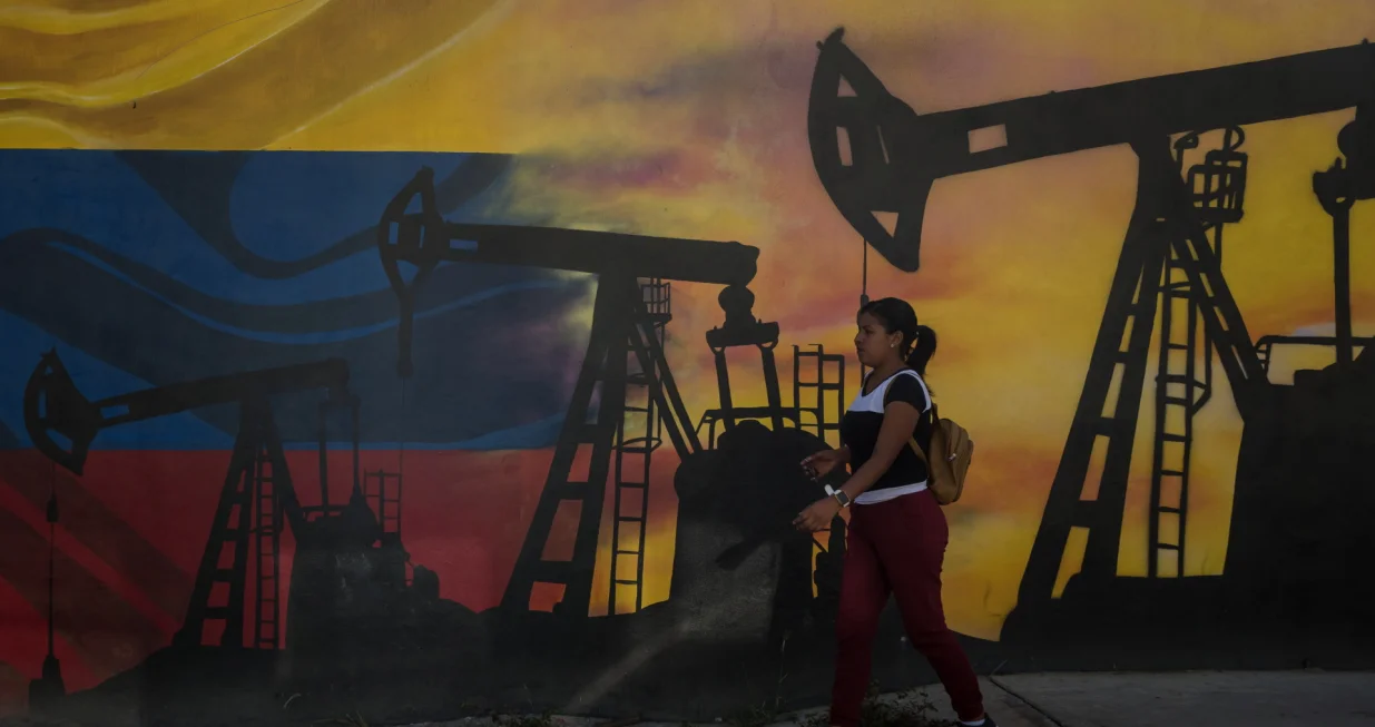 epa10138056 A mural at the Petroleo of Venezuela facilities, in Caracas, Venezuela, 17 August 2022 (Issued 25 August 2022). Venezuela's oil production, which fell 28 percent since December 2021 after a fleeting increase in the last months of 2021, is increasingly moving away from the goal set by the Venezuelan President of pumping two million barrels per day (bpd) at the end of the year, for which it requires a rise of 218 percent, compared to 629,000 bpd in July. EPA/MIGUEL GUTIERREZ/Miguel Gutierrez