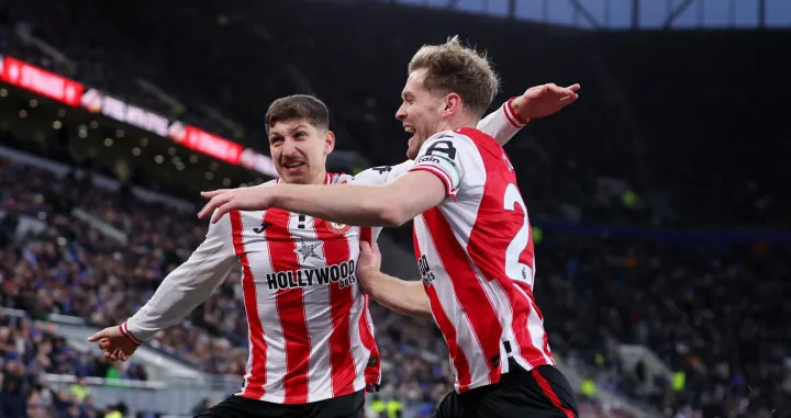 Soccer Football - Premier League - Everton v Brentford - Hill Dickinson Stadium, Liverpool, Britain - January 4, 2026 Brentford's Nathan Collins celebrates scoring their second goal with Vitaly Janelt Action Images via Reuters/Ed Sykes EDITORIAL USE ONLY. NO USE WITH UNAUTHORIZED AUDIO, VIDEO, DATA, FIXTURE LISTS, CLUB/LEAGUE LOGOS OR 'LIVE' SERVICES. ONLINE IN-MATCH USE LIMITED TO 120 IMAGES, NO VIDEO EMULATION. NO USE IN BETTING, GAMES OR SINGLE CLUB/LEAGUE/PLAYER PUBLICATIONS. PLEASE CONTACT YOUR ACCOUNT REPRESENTATIVE FOR FURTHER DETAILS../Foto: Ed Sykes