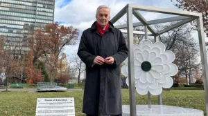 Ambasador Lagumdžija pored Cvijeta Srebrenice ispred zgrade UN-a/