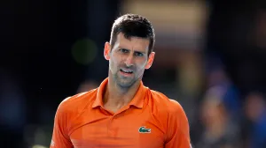 epa10395118 Novak Djokovic of Serbia looks on during his match against Sebastian Korda of the United States in the Men's Singles Final 2023 Adelaide International Tennis Tournament at the Memorial Drive Tennis Centre in Adelaide, Australia, 08 January 2023. EPA/MATT TURNER AUSTRALIA AND NEW ZEALAND OUT/Foto: Matt Turner