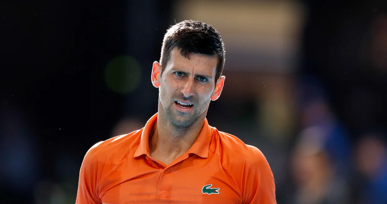 epa10395118 Novak Djokovic of Serbia looks on during his match against Sebastian Korda of the United States in the Men's Singles Final 2023 Adelaide International Tennis Tournament at the Memorial Drive Tennis Centre in Adelaide, Australia, 08 January 2023. EPA/MATT TURNER AUSTRALIA AND NEW ZEALAND OUT/Foto: Matt Turner