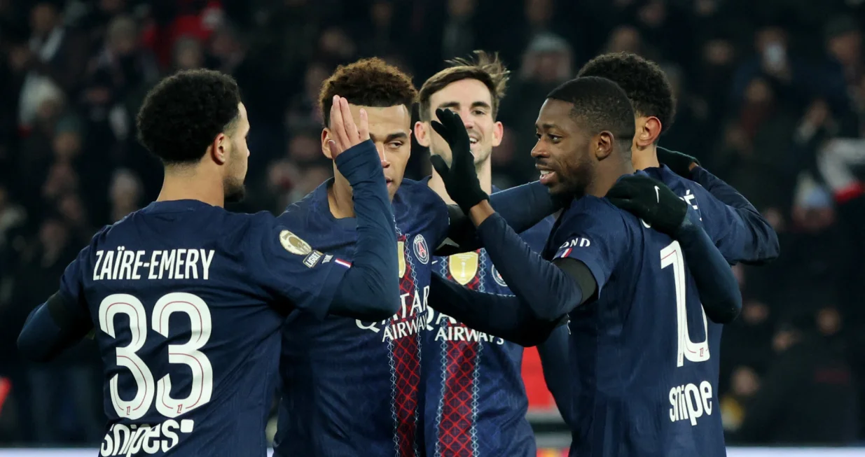 Soccer Football - Ligue 1 - Paris St Germain v Paris FC - Parc des Princes, Paris, France - January 4, 2026 Paris St Germain's Ousmane Dembele celebrates scoring their second goal with teammates REUTERS/Catherine Steenkeste/Foto: Catherine Steenkeste