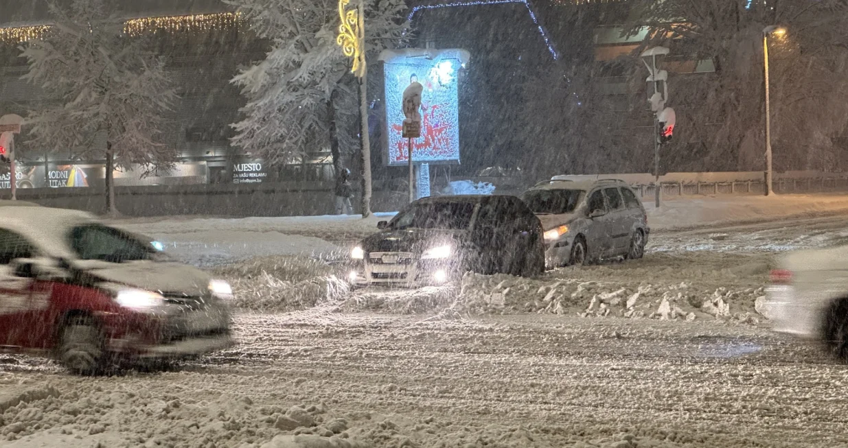 Haos na Otoci: Vozači zapeli u snijegu, prolaznici spa&scaron;avali situaciju dok su grtalice bile u blizini/Amir Papić
