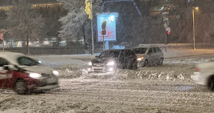 Haos na Otoci: Vozači zapeli u snijegu, prolaznici spa&scaron;avali situaciju dok su grtalice bile u blizini/Amir Papić