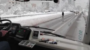 Sarajevo, snijeg, pješaci na cesti, neočišćeni trotoari/Tanja Cerić