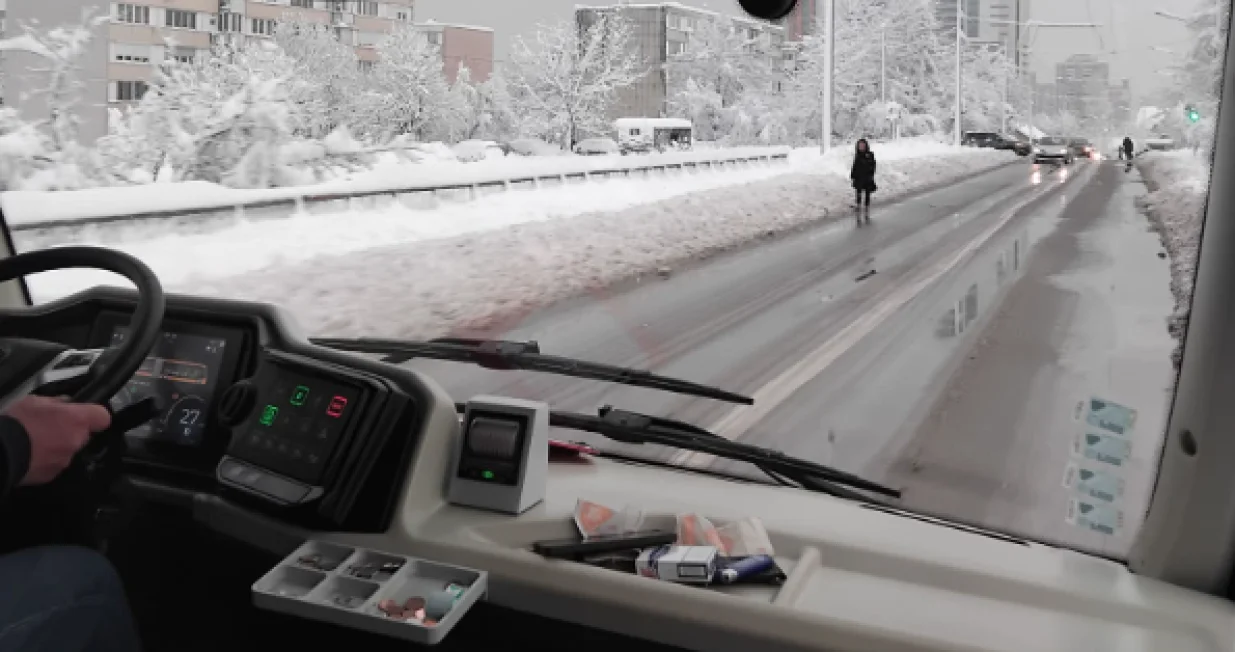 Sarajevo, snijeg, pje&scaron;aci na cesti, neoči&scaron;ćeni trotoari/Tanja Cerić