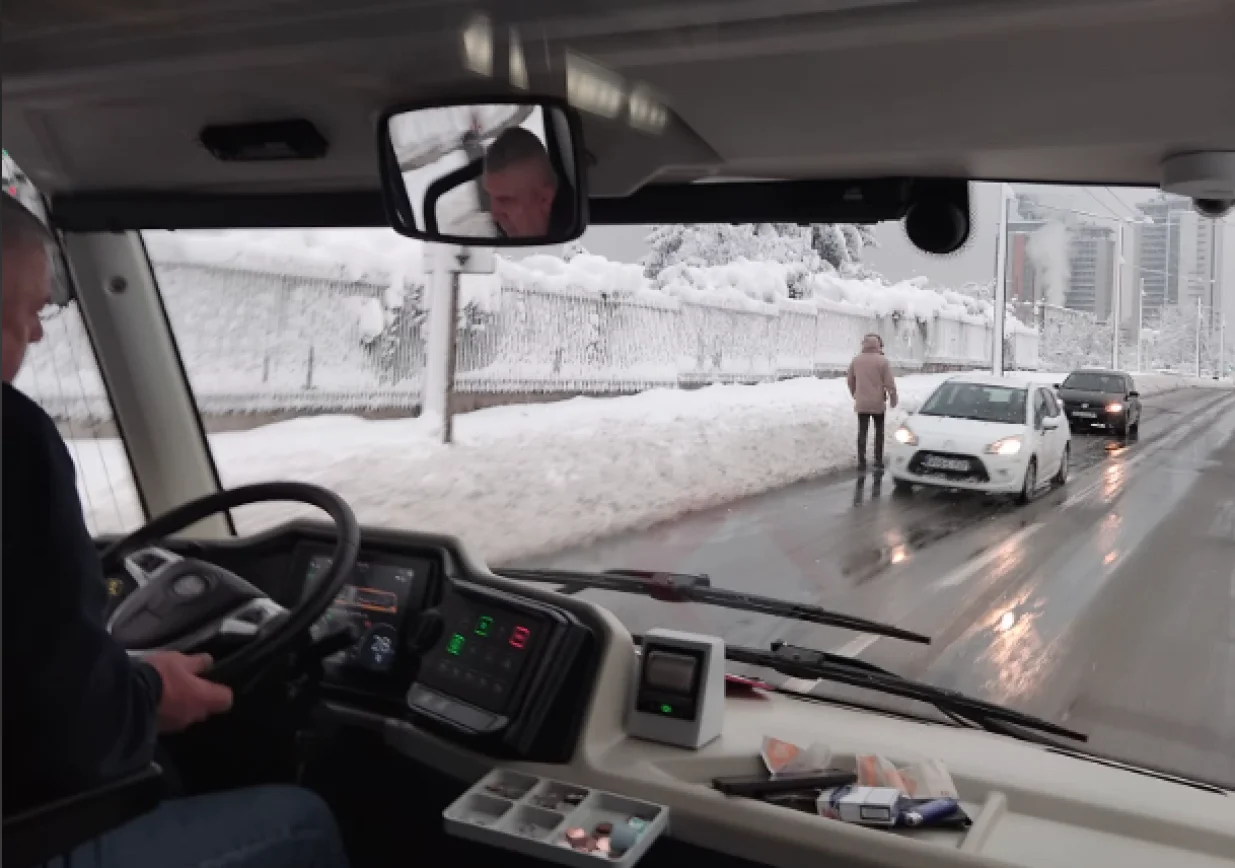 Sarajevo, snijeg, pje&scaron;aci na cesti, neoči&scaron;ćeni trotoari/Tanja Cerić