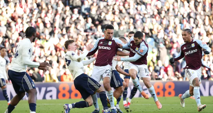 Soccer Football - Premier League - Aston Villa v Nottingham Forest - Villa Park, Birmingham, Britain - January 3, 2026 Aston Villa's Morgan Rogers and Emiliano Buendia in action with Nottingham Forest's Elliot Anderson and Murillo Action Images via Reuters/Andrew Boyers EDITORIAL USE ONLY. NO USE WITH UNAUTHORIZED AUDIO, VIDEO, DATA, FIXTURE LISTS, CLUB/LEAGUE LOGOS OR 'LIVE' SERVICES. ONLINE IN-MATCH USE LIMITED TO 120 IMAGES, NO VIDEO EMULATION. NO USE IN BETTING, GAMES OR SINGLE CLUB/LEAGUE/PLAYER PUBLICATIONS. PLEASE CONTACT YOUR ACCOUNT REPRESENTATIVE FOR FURTHER DETAILS../Foto: Andrew Boyers