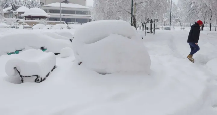snijeg, sarajevo, ulice, građani, či&scaron;ćenje, vrijeme/Senad Gubelić