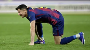 Soccer Football - LaLiga - Villarreal v FC Barcelona - Estadio de la Ceramica, Villarreal, Spain - December 21, 2025 FC Barcelona's Robert Lewandowski reacts after sustaining an injury REUTERS/Pablo Morano/Foto: Pablo Morano