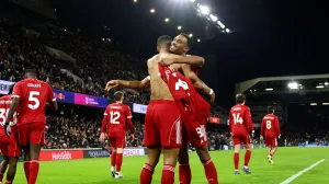 Soccer Football - Premier League - Fulham v Liverpool - Craven Cottage, London, Britain - January 4, 2026 Liverpool's Cody Gakpo celebrates scoring their second goal with Liverpool's Ryan Gravenberch REUTERS/David Klein EDITORIAL USE ONLY. NO USE WITH UNAUTHORIZED AUDIO, VIDEO, DATA, FIXTURE LISTS, CLUB/LEAGUE LOGOS OR 'LIVE' SERVICES. ONLINE IN-MATCH USE LIMITED TO 120 IMAGES, NO VIDEO EMULATION. NO USE IN BETTING, GAMES OR SINGLE CLUB/LEAGUE/PLAYER PUBLICATIONS. PLEASE CONTACT YOUR ACCOUNT REPRESENTATIVE FOR FURTHER DETAILS../Foto: David Klein