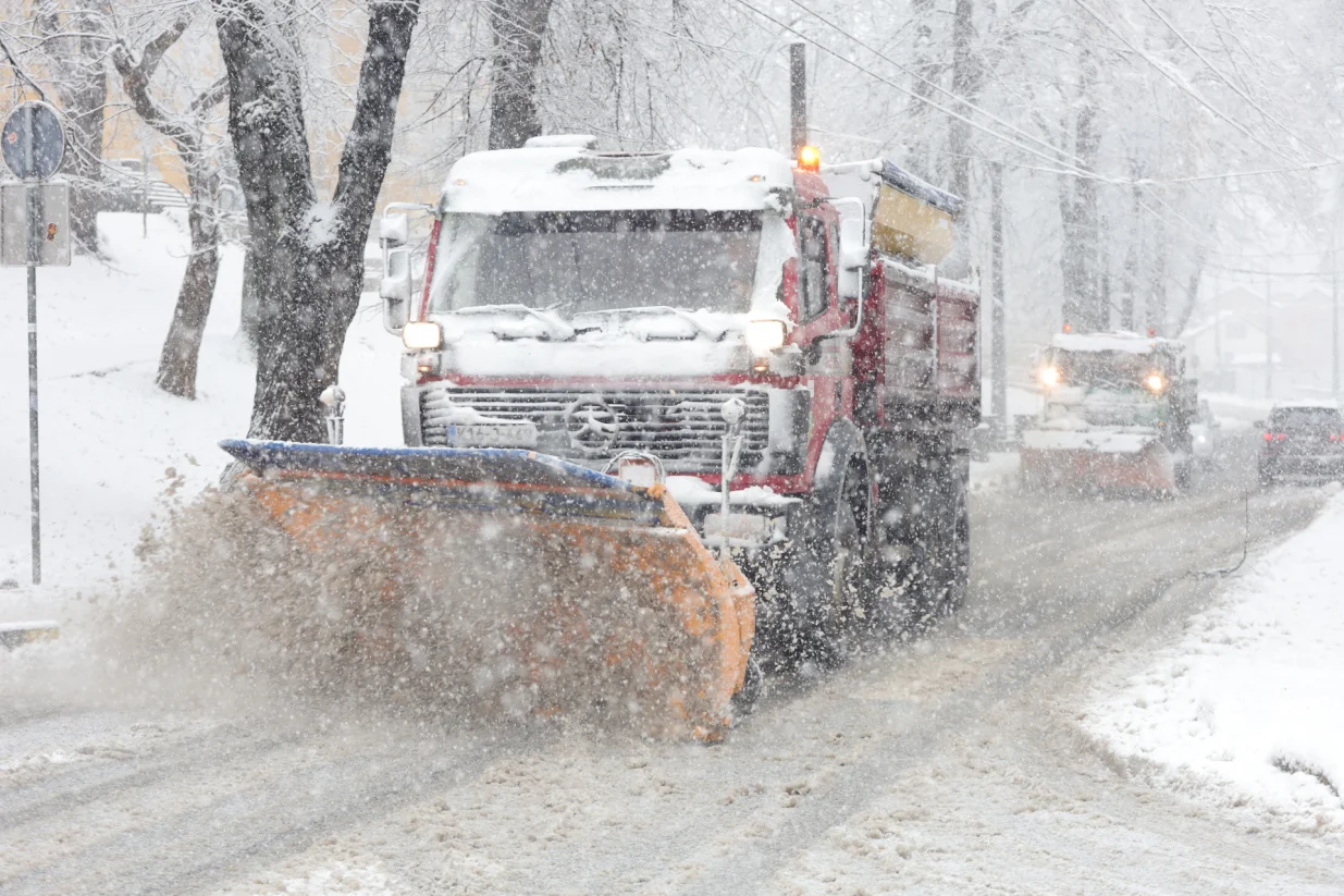Snjeg &scaron;etnja saobračaj ilustracije zima/Senad Gubelić