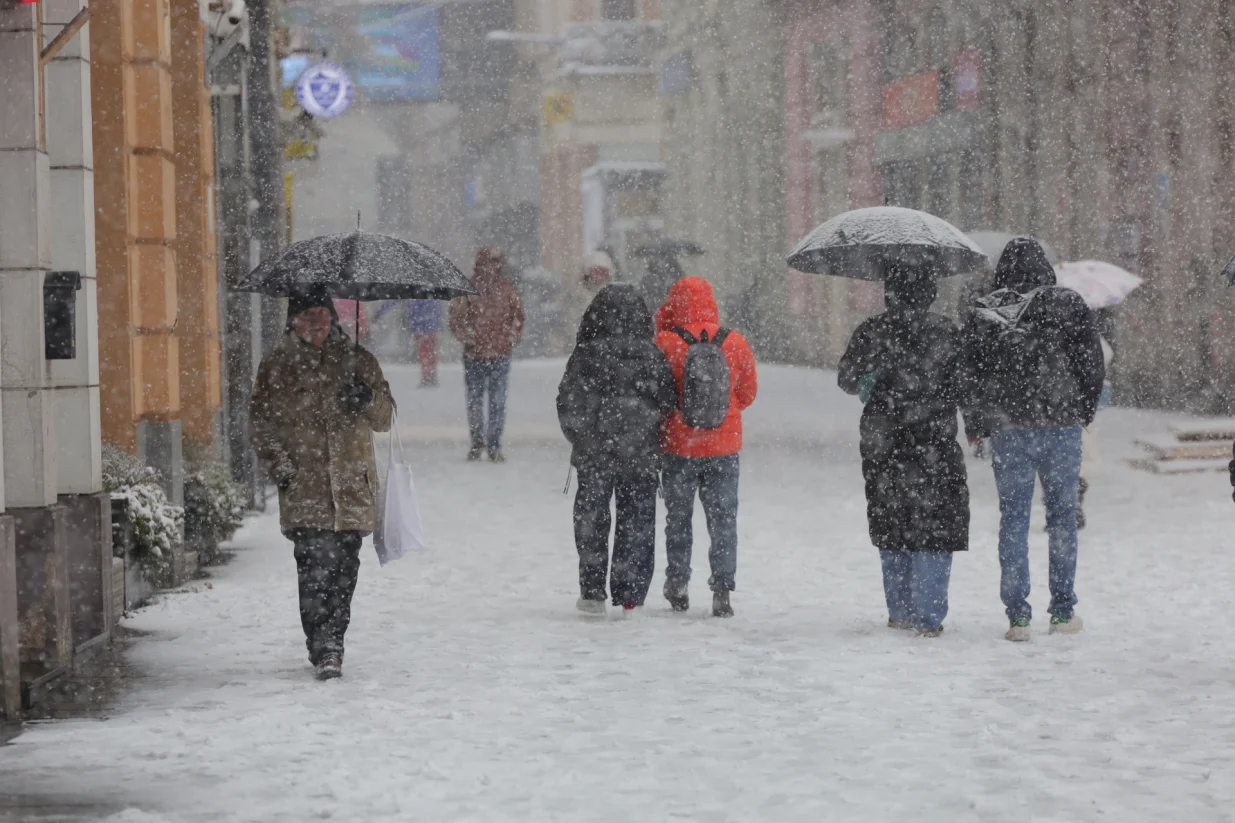 Snjeg &scaron;etnja saobračaj ilustracije zima/Senad Gubelić